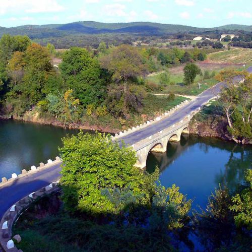 Vue sur le pont submersible du village